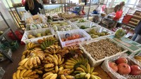 Mulai dari buah-buahan segar yang berasal dari produk lokal dan impor hingga aneka kuliner. Harga yang ditawarkan oleh Ci Mehong ini relatif mahal dari biasanya. Foto: detikFood/Yenny Mustika Sari