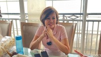 Ci Mehong memiliki nama asli Tjioe Nofia adalah pemilik PIK Baking House yang juga memiliki toko buah dan aneka makanan. Produk dagangan yang ditawarkan Ci Mehong disebut palugada oleh netizen, karena serba ada. Foto: detikFood/Yenny Mustika Sari