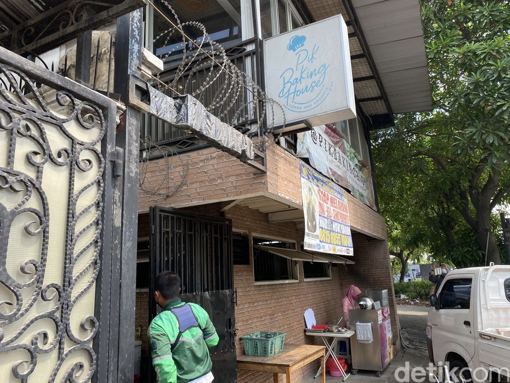 Ci Mehong, penjual produk makanan 'palugada' yang viral di TikTok.