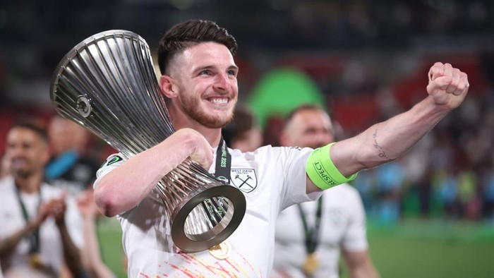 PRAGUE, CZECH REPUBLIC - JUNE 07: Declan Rice of West Ham United celebrates with the UEFA Europa Conference League trophy after the teams victory during the UEFA Europa Conference League 2022/23 final match between ACF Fiorentina and West Ham United FC at Eden Arena on June 07, 2023 in Prague, Czech Republic. (Photo by Alex Grimm/Getty Images)