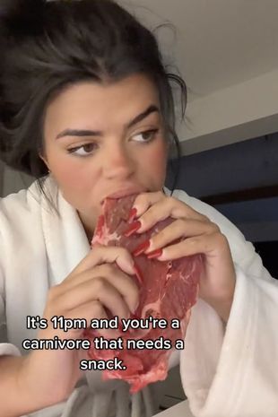Diet carnivore dijalani wanita bernama India Castley. Ia menikmati produk hewani, termasuk daging mentah.