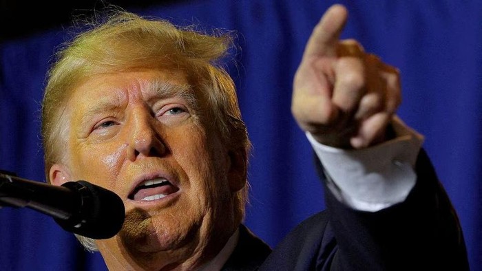 Former U.S. President and Republican presidential candidate Donald Trump attends a campaign event in Manchester, New Hampshire, U.S., April 27, 2023. REUTERS/Brian Snyder