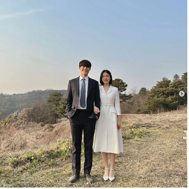 Setelah The Good Bad Mother tamat, foto-foto mesra Lee Do Hyun dan Ahn Eun Jin saat momen lamaran mereka di drakor tersebut pun beredar di media sosial. Keduanya tampil monokrom, di mana Do Hyun mengenakan setelan hitam, sedangkan Eun Jin memakai dress dan sepatu putih. Foto: Dok. Instagram