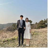 Setelah The Good Bad Mother tamat, foto-foto mesra Lee Do Hyun dan Ahn Eun Jin saat momen lamaran mereka di drakor tersebut pun beredar di media sosial. Keduanya tampil monokrom, di mana Do Hyun mengenakan setelan hitam, sedangkan Eun Jin memakai dress dan sepatu putih. Foto: Dok. Instagram