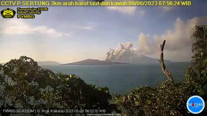 Erupsi Gunung Anak Krakatau pagi ini, Jumat (9/6/2023).