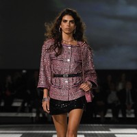 Fashion show Chanel Resort 2024 berlangsung di studio Hollywood di Los Angeles. Foto: dok. Getty Images.