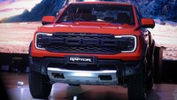 Tampangnya gagah, logo Ford berdimensi besar di area grille, dan lampu DRL-nya terdapat aksen C-Clamp. Masih di area depan, Ford Ranger Raptor dilengkapi Underbody Protection atau “Bash Plates”. Foto: Ford
