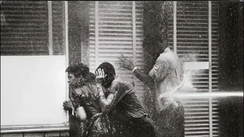 Diambil oleh Charles Moore. Gambar ini adalah hasil perlawanan para pemuda dengan para petugas. Gambar ini diambil pada masa pemerintahan Martin Luther King Jr. Foto: via 121Cliks
