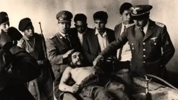 Diambil oleh Freddy Alborta. Pria revolusioner Che Guevera. Gambar ini memiliki kemiripan yang mencolok dengan gambar Yesus dari kayu salib. Gambar ini juga membuat orang mengadopsi slogan Che Lives Foto: via 121Cliks
