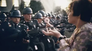 Diambil oleh Marc Riboud. Itu selama protes oleh seorang wanita selama perang vietnam, itu pasti menjadi gambar dan simbol Gerakan Kekuatan Bunga. Foto: via 121Cliks