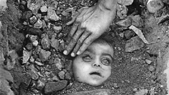 Diambil oleh Raghu Rai, seorang jurnalis foto India, yang diminta bergabung oleh Henri-cartier-Bresson. Gambar ini dibuat pada Bencana Kimia di Bhopal pada tahun 1984. Dia bahkan memamerkan gambar-gambar itu untuk mendukung para penyintas bencana. Foto: via 121Cliks