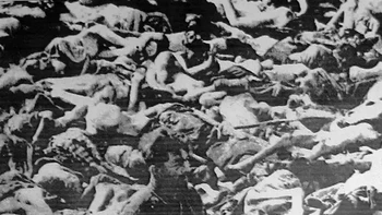 Gambar Terkenal ini adalah Dr.Fritz, berdiri di tengah kuburan massal di kamp Konsentrasi Bergen – Belsen. Tugas utama Dokter ini adalah mengirim para tahanan ke kamar gas untuk dibunuh nanti. Foto: via 121Cliks