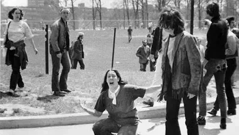 Diambil oleh John Filo, 4 Mei 1970. Foto ini mengantongi hadiah Pulitzer karena menggambarkan momen seorang anak berusia empat belas tahun menangisi jenazah Jeffrey Muller, yang ditembak oleh Pengawal Nasional Ohio. Foto: via 121Cliks