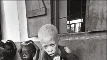 Diambil oleh Don McCullin di Biafra, hampir lebih dari 3 tahun perang telah menghancurkan kehidupan lebih dari satu juta orang. Dia membatu melihat pemandangan lebih dari 900 anak yang tinggal di kamp yang hampir mendekati titik kematian. Foto: via 121Cliks
