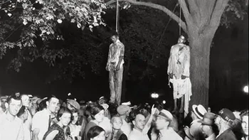 Diambil oleh Lawrence Beitler pada tahun 1930. Dua pria kulit hitam yang digantung ini karena kebohongan bahwa mereka memperkosa seorang gadis kulit putih. Foto ini digunakan untuk menunjukkan Diplomasi Kulit Putih pada zaman itu. Foto: via 121Cliks