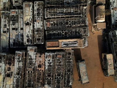 Foto Udara Kuburan Bus yang Dibakar Saat Rusuh di Senegal