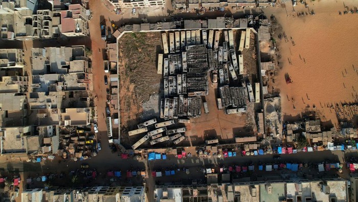 Foto Udara Kuburan Bus yang Dibakar Saat Rusuh di Senegal Burnt-out buses which belong to a partly state-funded