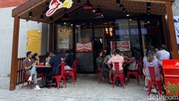 Gerai Hot Jon’s mencuri perhatian dengan bangunan bernuansa merah dan pink.  Foto: detikFood