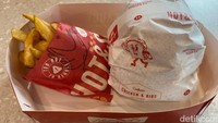 Salah satu menu andalannya adalah Hot Chicken Sandwich Combo (Rp 98.000). Menu ini sudah dilengkapi dengan kentang goreng atau french fries. Foto: detikFood