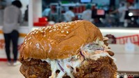 Ketika digigit tangkupan sandwich ini langsung terasa bubuk rempah pedas menyengat yang berasal dari lada cayenne, dan merupakan ciri khas olahan ayam goreng Nashville. Foto: detikFood