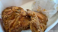  Kalau tak suka pedas, bisa memilih Naked Chicken Combo, isi dua potong ayam hanya Rp 53.900 saja, sudah termasuk nasi putih. Foto: detikFood