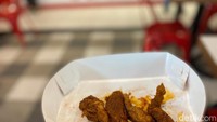 Menu lainnya ada Tenders Nashville (Rp 32.450), berisi 4 buah chicken tenders yang disajikan dengan bubuk Nashville pedas. Foto: detikFood