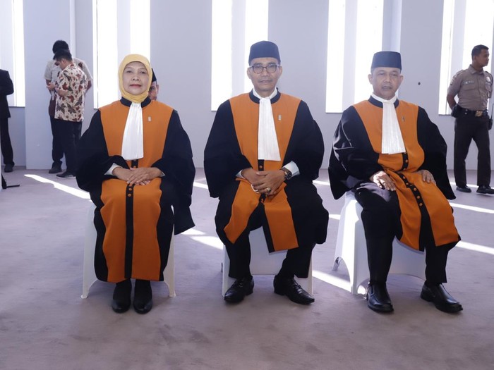 Hakim Agung Lucas-Lulik-Imron dilantik