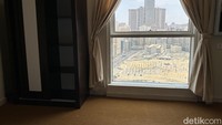 Memasuki kamar-kamar jemaah, Abduh menunjukkan keistimewaan beberapa kamar di lantai 20 hotel ini, yaitu pemandangan langsung keZamzam Tower di Masjidil Haram. Foto: Meliyanti Setyorini