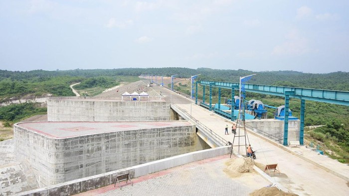 Intip Bendungan Karian yang Sebentar Lagi Beroperasi Pekerjaan konstruksi bendungan telah memasuki 90,22% dan dijadwalkan dapat dialiri awal (impounding) pada September 2023.