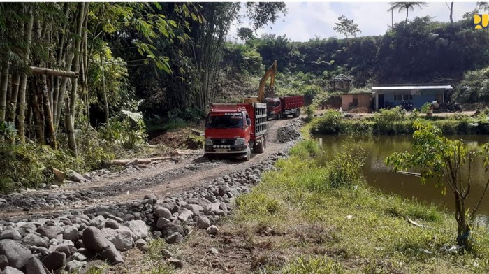 Intip Proses Pembuatan Embung untuk Irigasi Sebagai upaya meningkatkan tampungan air dan mendukung ketahanan pangan nasional, Kementerian Pekerjaan Umum dan Perumahan Rakyat (PUPR) telah memulai pembangunan Embung Gumelem di Desa Gumelem, Kecamatan Pakis, Kabupaten Magelang Provinsi Jawa Tengah.