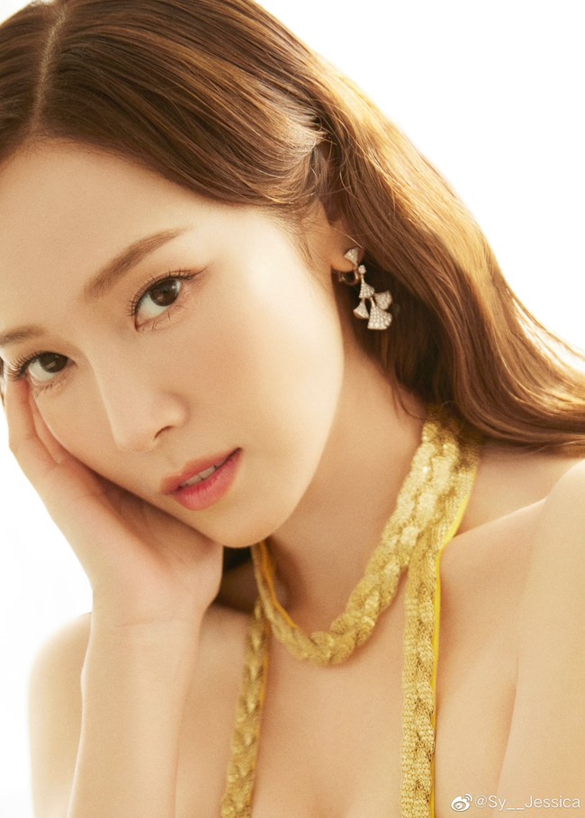 Jessica Jung yang kini berkarier di Cina juga membagikan fotonya di Weibo. Ada potret close makeup yang menonjolkan riasan wajahnya yang flawless. Foto: dok. Instagram @jessica.syj