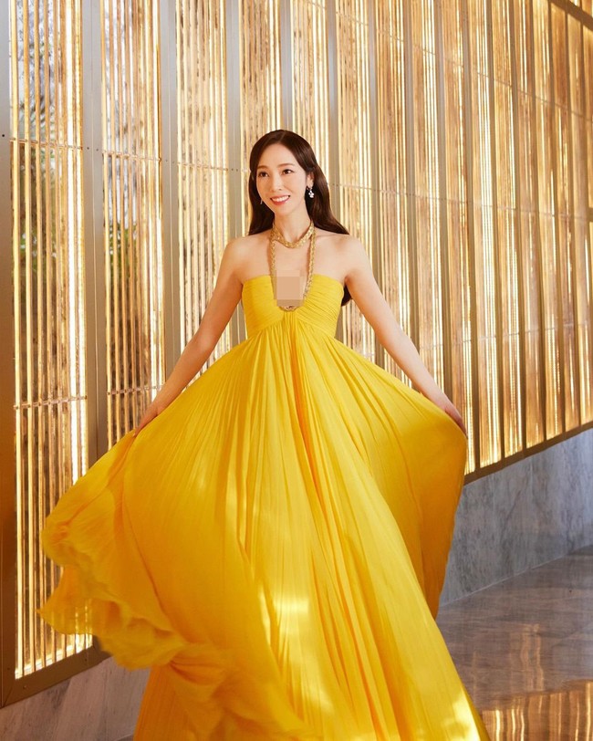 Penampilan Jessica Jung mengingatkan penggemar dengan Disney princess, Belle. Koleksi perhiasan Divas Dream BVLGARI melengkapi gaya mewahnya. Foto: dok. Instagram @jessica.syj