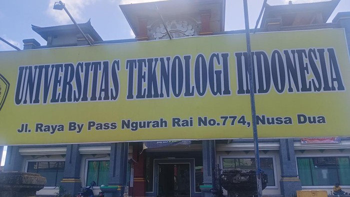 Universitas Teknologi Indonesia (UTI) yang berlokasi di Jalan Bypass Ngurah Rai Nusa Dua, Badung, Bali.