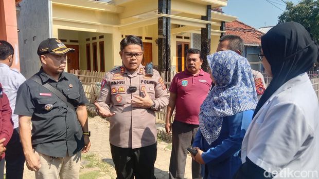 Kapolres Indramayu AKBP M Fahri Siregar saat mendatangi kediaman korban TPPO