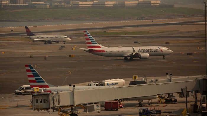 Karhutla Bikin Kacau Penerbangan di New York JetBlue and American Airlines planes at LaGuardia Airport (LGA) in the Queens borough of New York, US, on Thursday, June 8, 2023. The Federal Aviation Administration said LaGuardia Airport flights have now been placed under a ground delay program after being grounded due to poor visibility. Photographer: Michael Nagle/Bloomberg via Getty Images