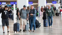 Sementara di Kota New York, dilansir NBC News, Kamis (8/6), asap tebal terlihat menyelimuti gedung-gedung pada hari Selasa (6/6) dan Rabu (7/6) waktu setempat. Langit pun berubah menguning atau oranye. Ikon kota, Patung Liberty juga tampak terselubung oleh kabut kemerahan akibat kebakaran hutan yang berkobar di provinsi Quebec dan Nova Scotia di Kanada.  