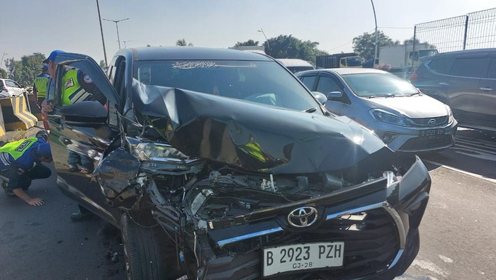 Kecelakaan beruntun di Tol Wiyoto Wiyono Jatinegara arah Cawang