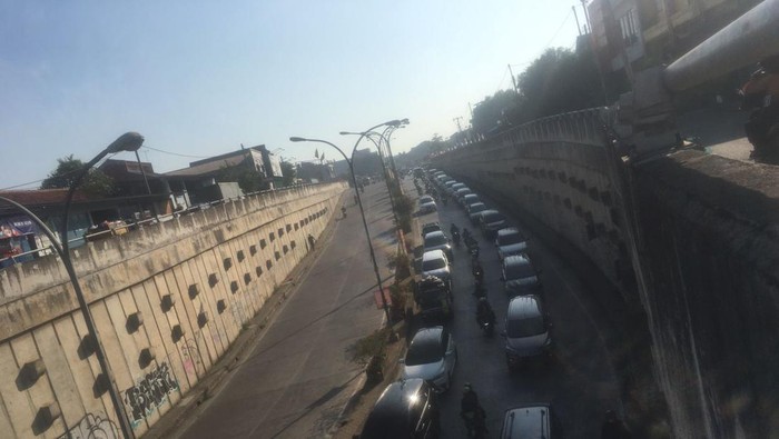 Kemacetan di underpass stasiun Tambun (Muhammad Fariz At Thariqi/detikcom)