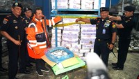 Dari hasil pengawasan dan penindakan pelanggaran di wilayah Kepulauan Riau, Kementerian Kelautan dan Perikanan (KKP) menyegel lahan proyek reklamasi seluas 3.000 meter persegi milik PT Bangun Manorah Indonesia yang tidak memiliki izin reklamasi serta melakukan penghentian sementara penjualan sebanyak 20 ton ikan salem impor di gudang PT D karena beredar tidak sesuai dengan peruntukan. 
