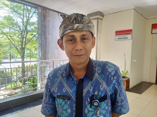 Kepala Bidang Pariwisata, Disparbud Jembrana, I Komang Gede Hendra Susanta ditemui detikBali dikantornya, Kamis (8/6/2023). (I Putu Adi Budiastrawan/detikBali).