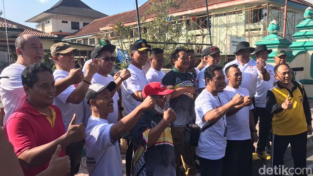 Kerja bakti membersihkan Kompleks Museum Dewantara Kirti Griya Tamsis. Polda DIY bersama PSHT, Brajamusti, dan TNI bergotong royong membersihkan Museum Ki Hajar Dewantara yang sempat rusak gegara massa tawuran, Jumat (9/6/2023).