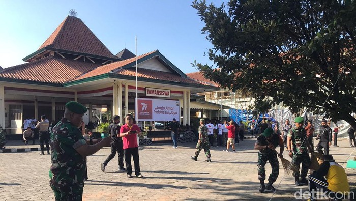 Kerja bakti membersihkan Kompleks Museum Dewantara Kirti Griya Tamsis. Polda DIY bersama PSHT, Brajamusti, dan TNI bergotong royong membersihkan Museum Ki Hajar Dewantara yang sempat rusak gegara massa tawuran, Jumat (9/6/2023).