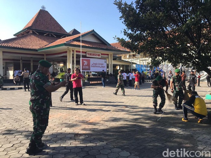 Kerja bakti membersihkan Kompleks Museum Dewantara Kirti Griya Tamsis. Polda DIY bersama PSHT, Brajamusti, dan TNI bergotong royong membersihkan Museum Ki Hajar Dewantara yang sempat rusak gegara massa tawuran, Jumat (9/6/2023).