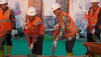 Tower A dan B pada Project The Development and Upgrading the Sate University of Jakarta Phase 2 telah mendekati tahap akhir dengan ditandai digelarnya acara seremoni topping off di lantai 10 Tower A, Jumat (9/6/2023). Kegiatan ini melibatkan kontraktor dan tim proyek SFD UNJ dan mengundang para pihak terkait dari Kemendikbudristek, Kementerian Keuangan, Bappenas, dan pimpinan UNJ.