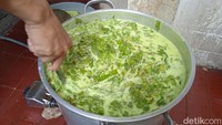 Pelengkap ketupat yang disajikan juga dimasak langsung di warung ini. Salah satunya adalah sayur pakis yang sekali masak mencapai 40 ikat. Foto: detikcom