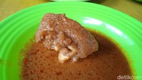 Salah satu menu andalan ketupat di sini adalah gulai tunjangnya. Kuah gulai yang tak terlalu kental dimasak hingga menyerap dan empuk tunjangnya. Foto: detikcom