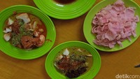 Untuk harga ketupat sayurnya, Ajo Buyuang mematok sesuai lauk yang dipesan. Seporsi ketupat sayur dapat dipesan berkisar Rp 12.000 - Rp 35.000. Foto: detikcom