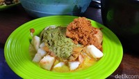 Pada piring kedua kami memesan rendang dgaing dan telur balado. Perpaduan rendang yang berempah dengan telur balado yang agak pedas berkombinasi dengan sempurna. Foto: detikcom