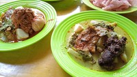 Kami mencoba memesan dua porsi ketupat untuk memadukan rasa lauk pauknya. Pertama perpaduan limpa dan gulai tunjang yang rempahnya seolah menghantam dinding mulut. Foto: detikcom