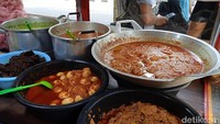 Setiap harinya ada enam jenis lauk pauk, selain sayur, yang disajikan oleh Ajo Buyuang. Rendang limpa, rendang daging, telur balado, dan masih banyak lagi. Foto: detikcom